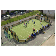 multifunkcionāls sporta laukums ar apmalēm